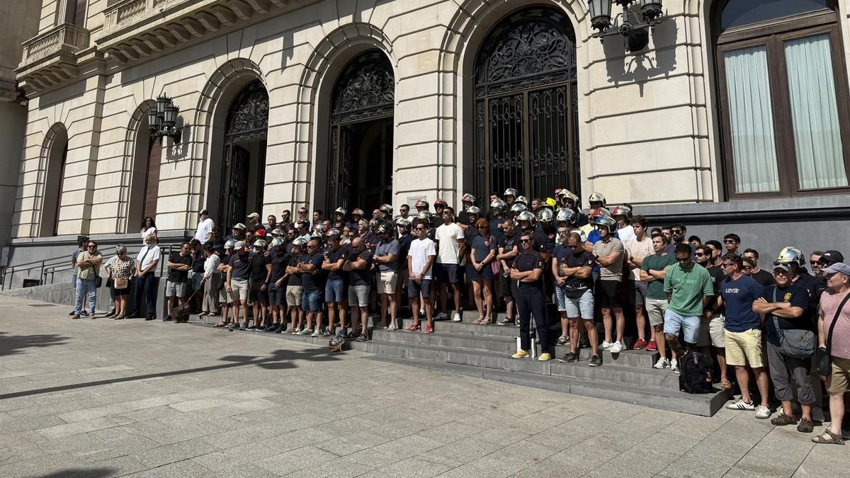 Los bomberos de la Diputación de Zaragoza se concentran tras la muerte de su compañero y reclaman más medios