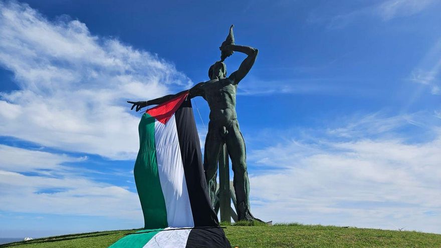 Activistas pro Palestina abanderan el Tritón, en Las Palmas de Gran Canaria