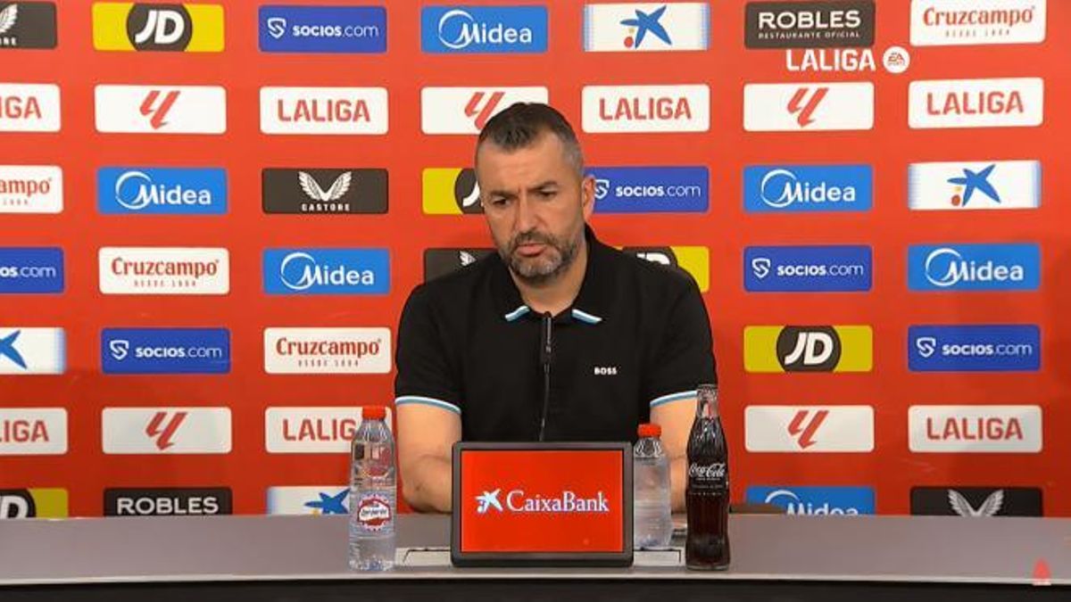 Diego Martínez en sala de prensa tras la derrota en Sevilla