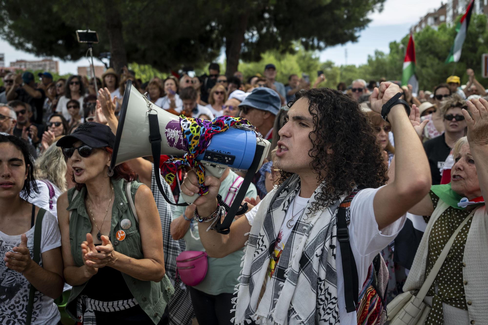 Cientos de personas llenan las orillas de Madrid Río en solidaridad con Gaza y para apoyar a la Global Sumud Flotilla