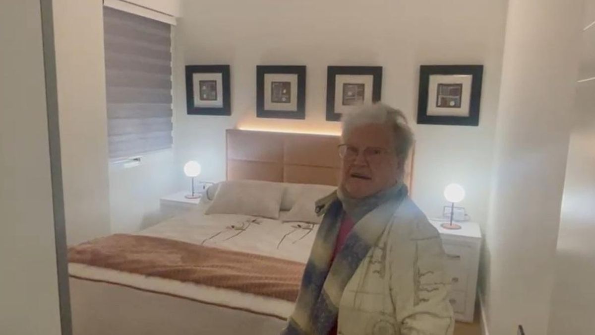 Carmen en una de les habitacions de la seua vivenda completament renovada.