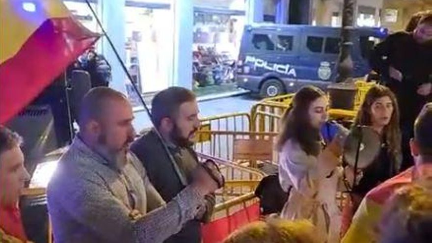 Rezo del Rosario frente a la sede del PSOE en València.