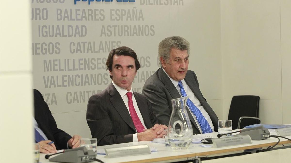 Aznar, junto al presidente del Congreso, en el Comité Ejecutivo.