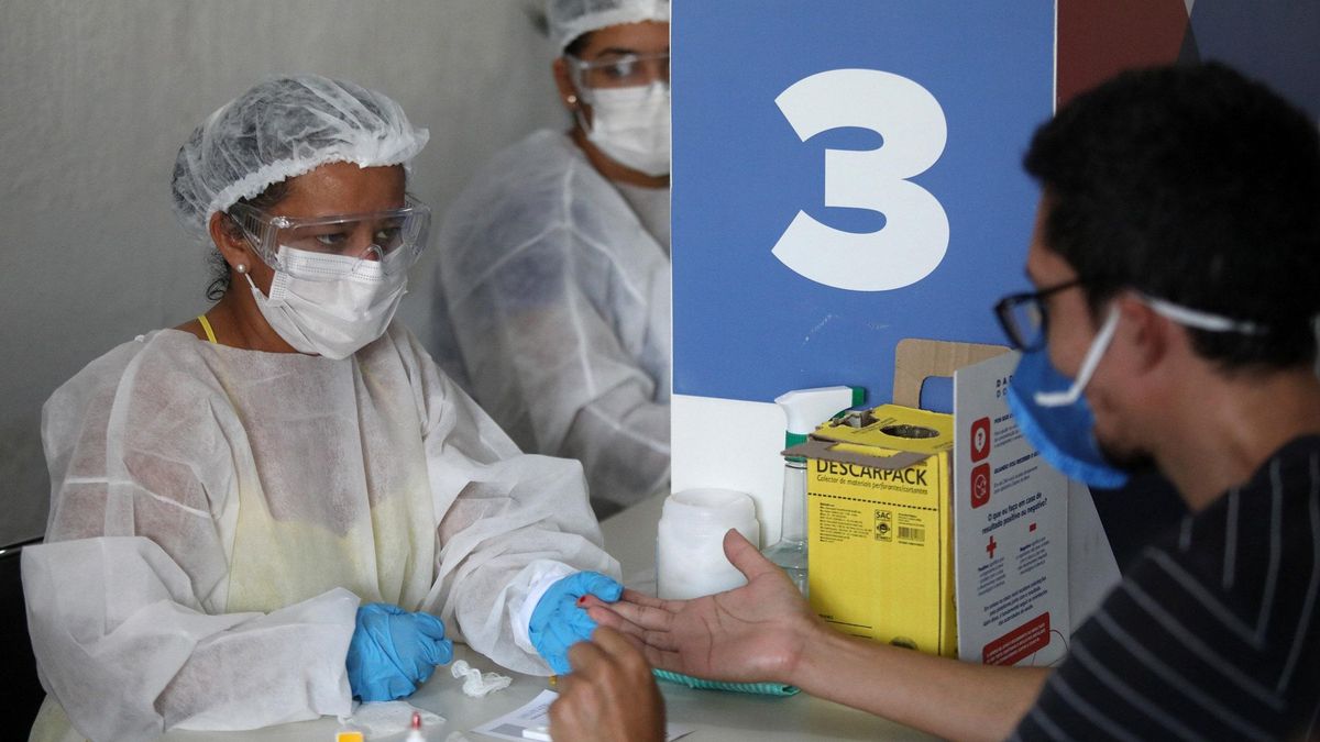 Un hombre se toma una prueba para coronavirus en la favela da Maré el 13 de octubre de 2020, en Río de Janeiro (Brasil). EFE/Fabio Motta/Archivo
