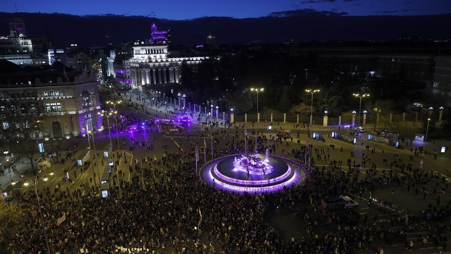 Miles de ciudadanos participan en la marcha convocada en Madrid, este martes, 8 de marzo, con motivo del Día Internacional de la Mujer.