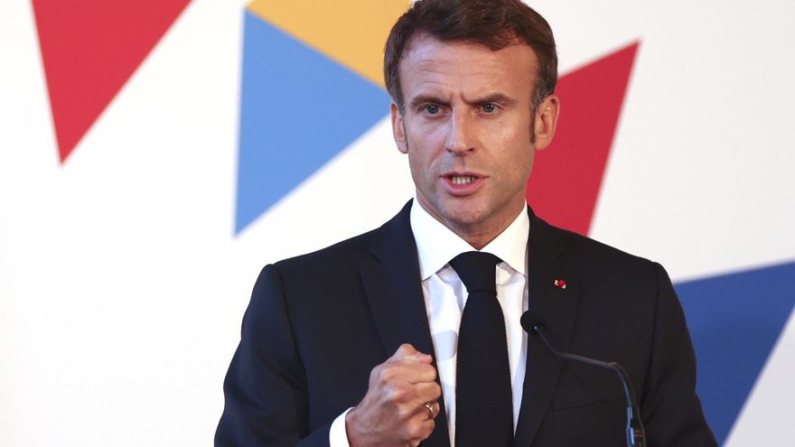El presidente francés, Emmanuel Macron, da una conferencia de prensa al final de una cumbre informal de la UE en Praga este viernes. EFE/EPA/MARTIN DIVISEK