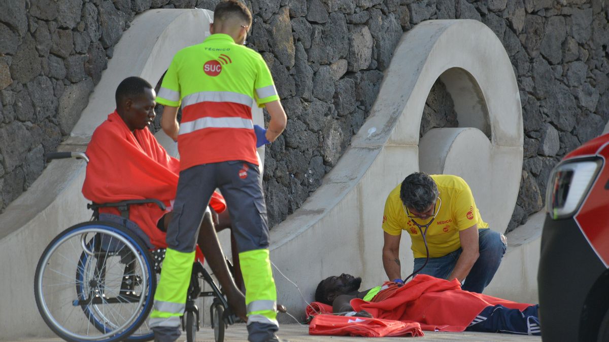 Dos migrantes están siendo atendidos por los equipos de emergencias en el puerto de La Restinga el pasado 15 de octubre.