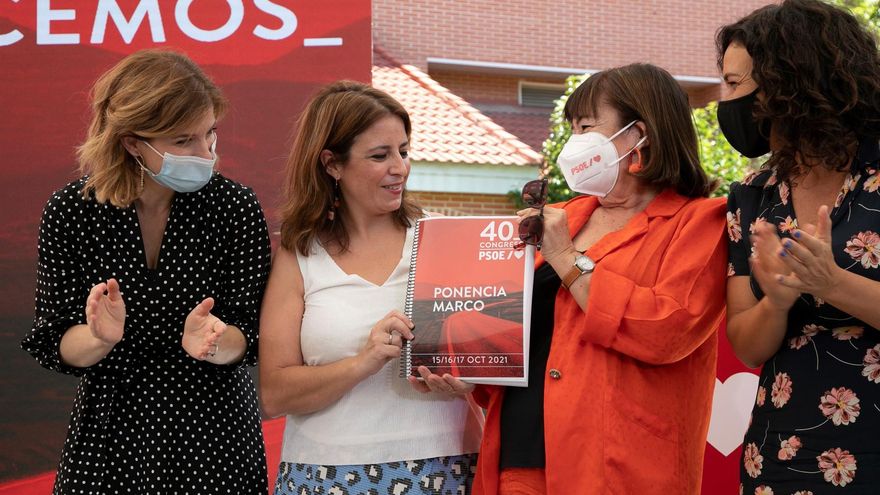 La vicesecretaria general del Partido Socialista, portavoz del GPS en el Congreso y coordinadora general del 40 Congreso PSOE, Adriana Lastra (2i), junto a la presidenta del PSOE, Cristina Narbona (2d), y las coordinadoras de la Ponencia Marco del 40 Congreso PSOE,Lina Gálvez (d) y Hana Jalloul
