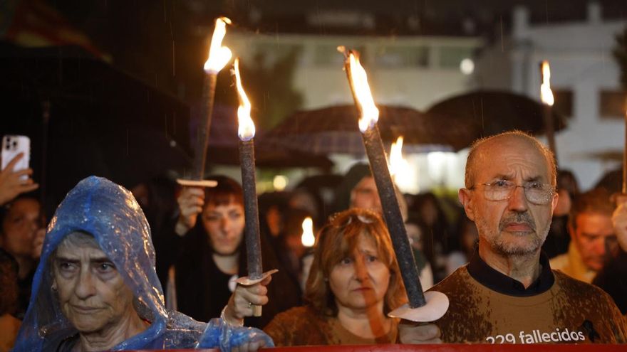 Miles de personas marchan en silencio por los municipios de la zona cero para conmemorar el aniversario de la dana