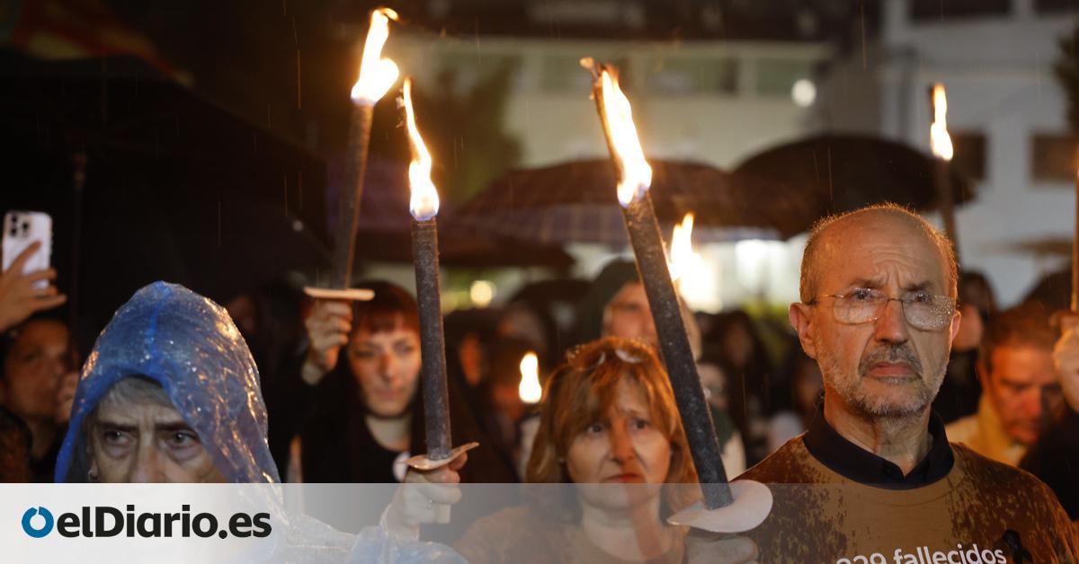 기부 기념일을 기념하기 위해 수천 명이 그라운드 제로의 자치단체를 통해 조용히 행진했습니다.