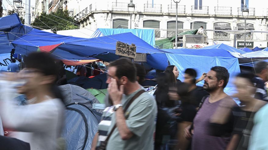 Vista de la acampada de la Puerta del Sol tras el rechazo en votación de los dos decretos sobre vivienda.