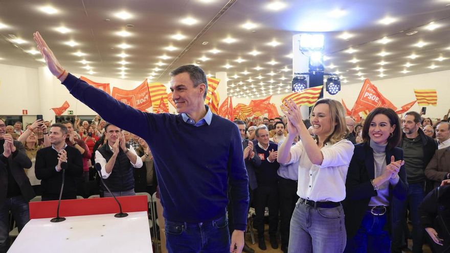 El presidente del Gobierno, Pedro Sánchez, asiste a un acto de campaña junto a la candidata del PSOE a la Presidencia de Aragón, Pilar Alegría (c), y a la alcaldesa de Ejea de los Caballeros, Teresa Ladredo, celebrado en Zaragoza
