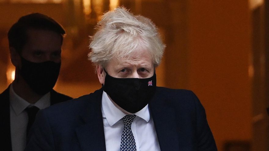 Difunden una foto de Johnson con champán en un evento social durante pandemia EFE/EPA/ANDY RAIN/Archivo