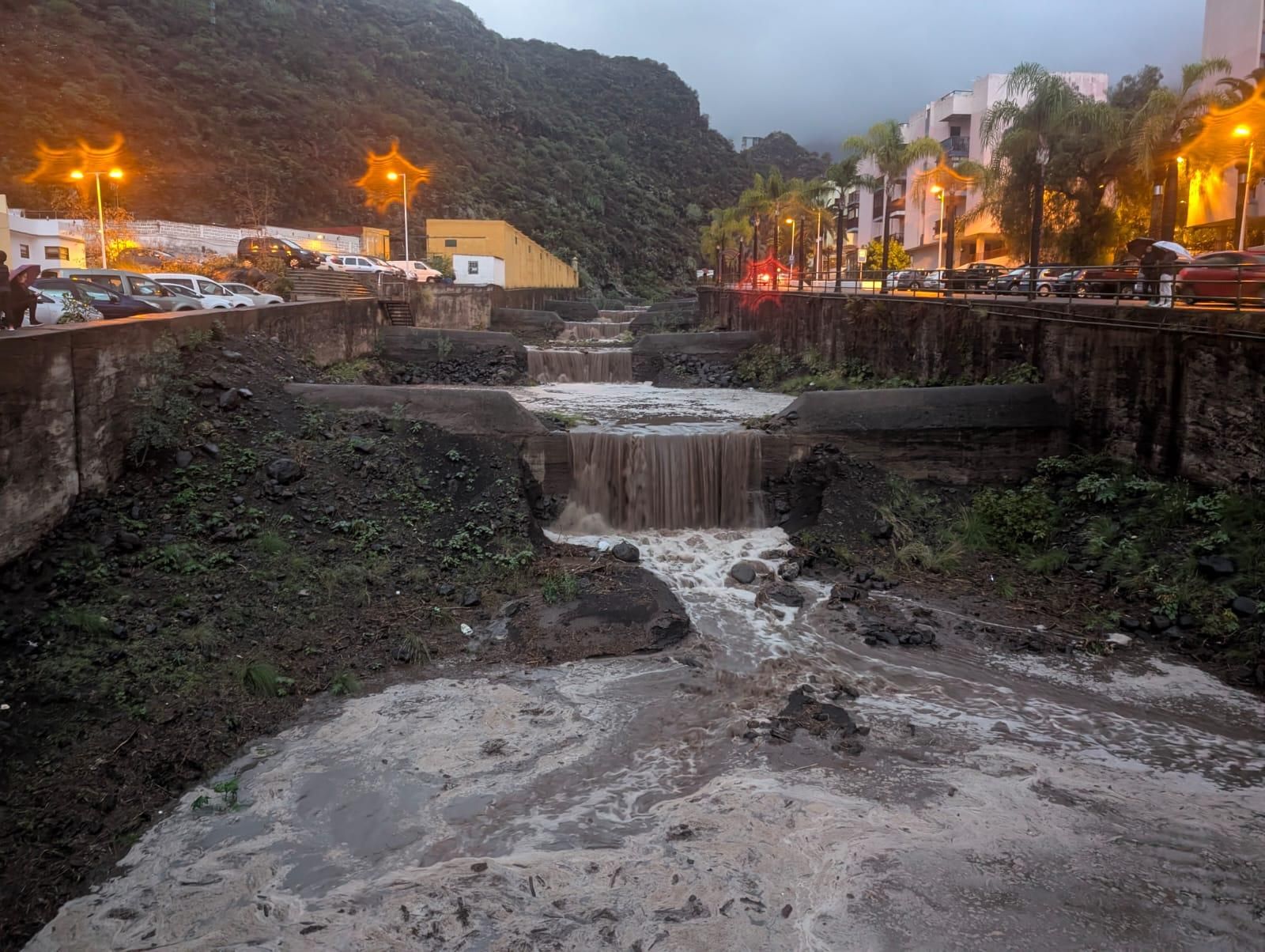 Barranco de Las Nieves, en el tramo del casco urbano de Santa Cruz de La Palma, este sábado, corriendo.