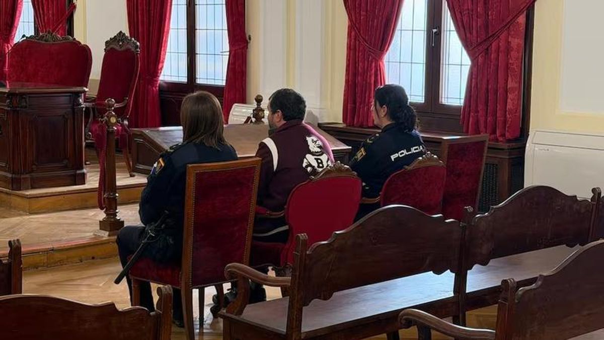 El condenado por el incendio forestal de Borrenes en verano de 2025, en el banquillo de la Audiencia Provincial.
