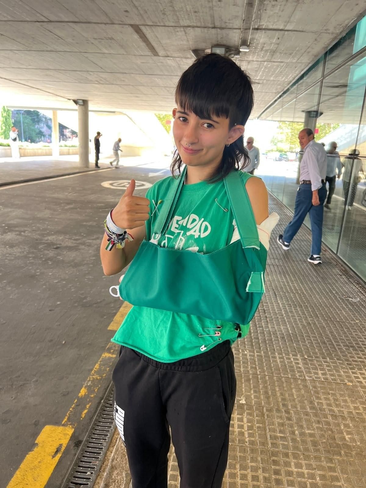 Ainhoa, tras ser escayolada, con el cabestrillo. Fotografía cedida para "que anime un poco a la gente".