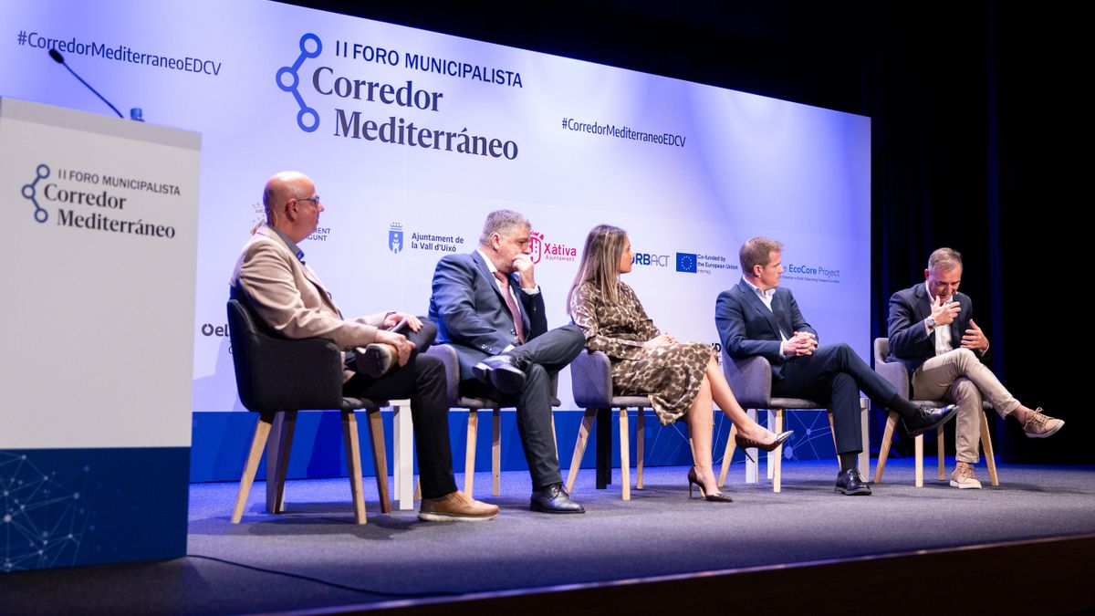 El periodista de elDiario.es Miguel Giménez junto a los alcaldes de Villena, Fulgencio Cerdán; la Vall d'Uixò, Tania Baños; Xàtiva, Roger Cerdà; y Riba-roja del Túria, Robert Raga, en el II Foro Municipalista Corredor Mediterráneo.