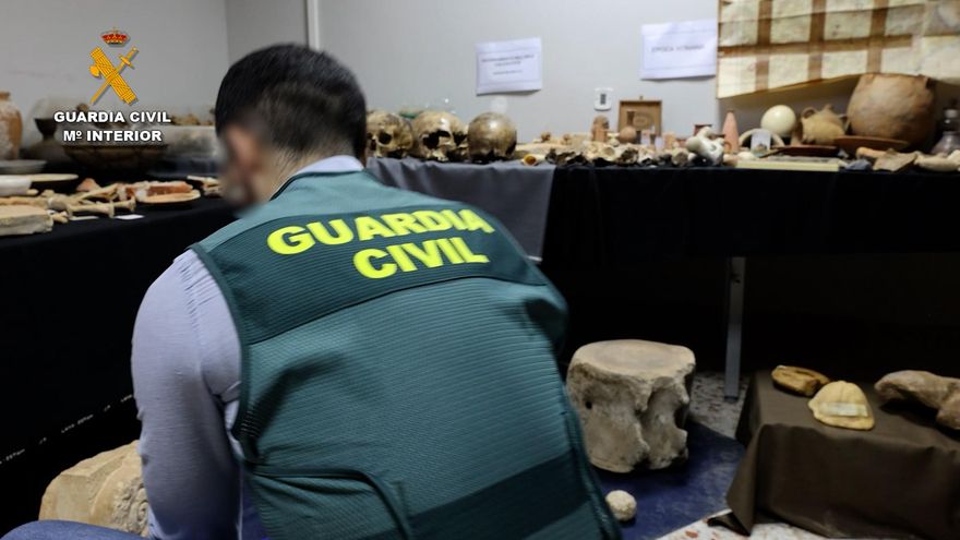 Un agente de la Guardia Civil comprueba el material incautado en la operación 'Osarium'.