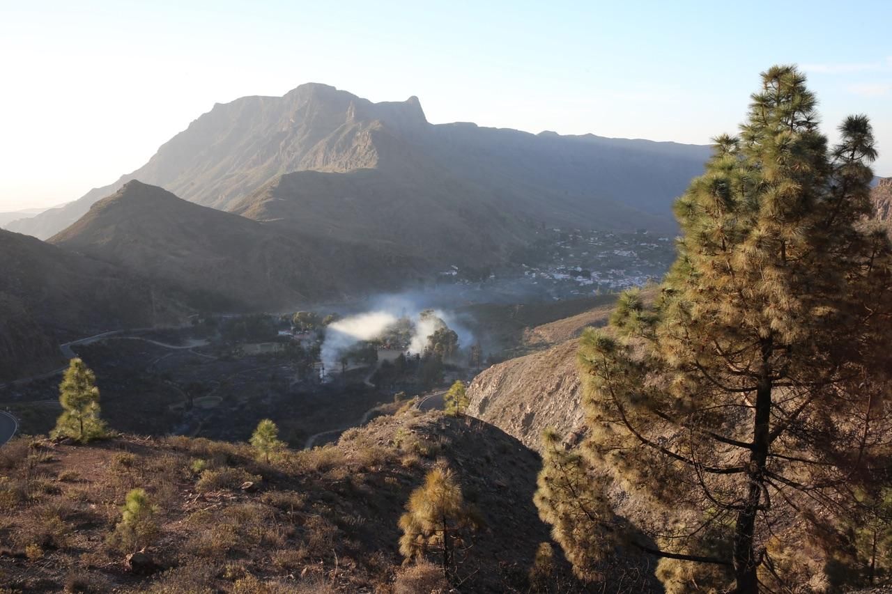 Así amaneció Fataga, con el incendio ya controlado, pero aún activo