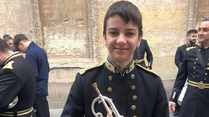 Lucas, antes de su enfermedad tocando la corneta
