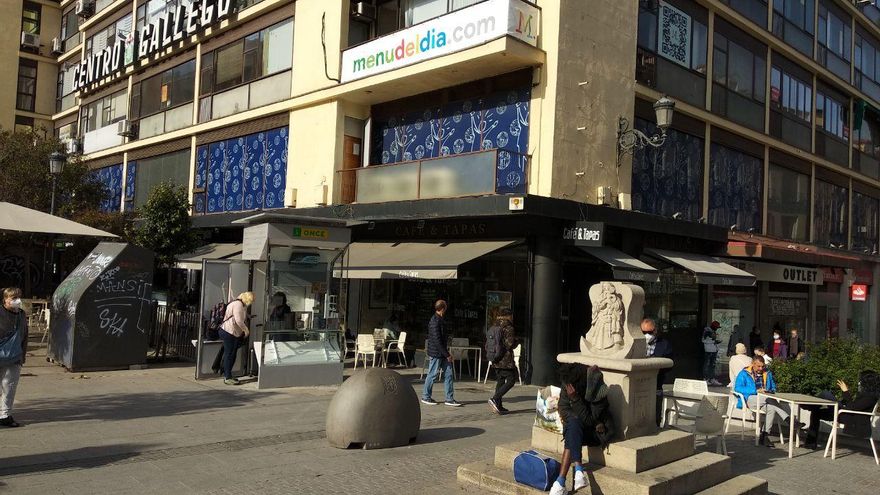 Imagen de la plaza ya sin el cruceiro.