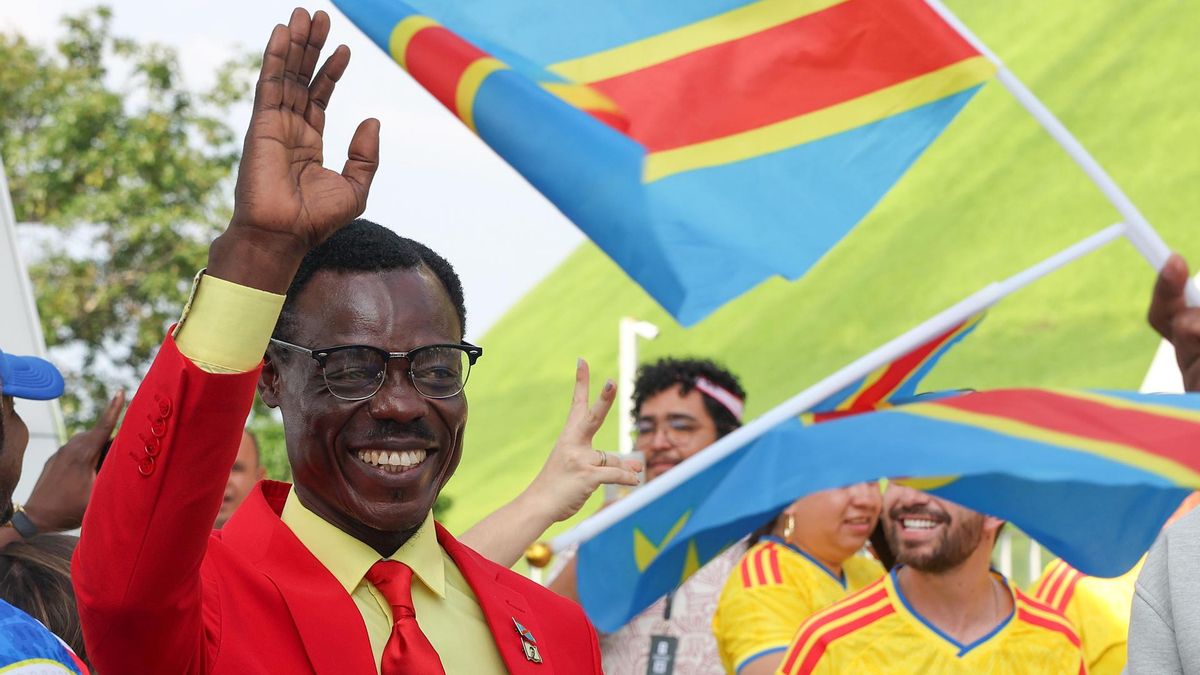 El hincha del Congo Michel Kuka Mboladinga, conocido como Lumumba Vea, saluda a aficionados este martes.