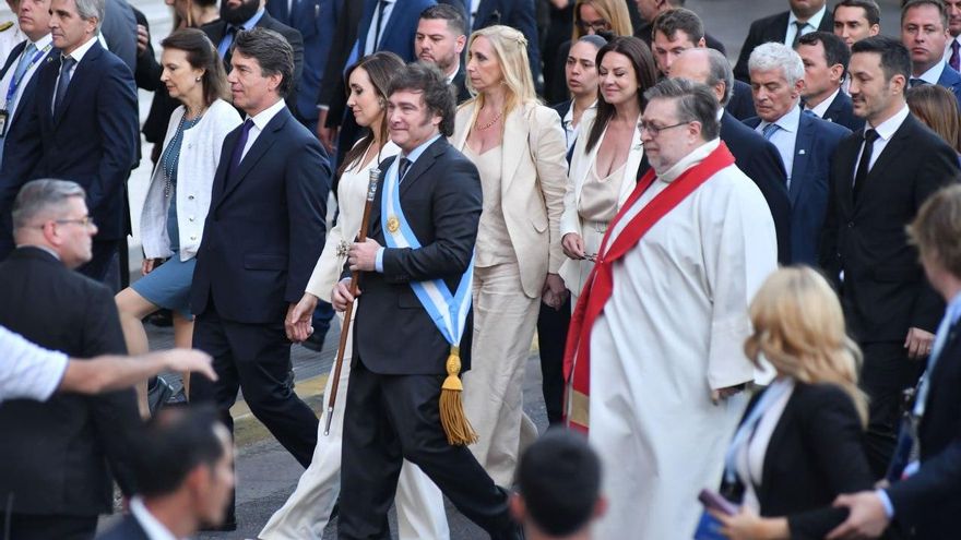Milei participó de una ceremonia en la Catedral y la jornada cierra con una gala en el Teatro Colón