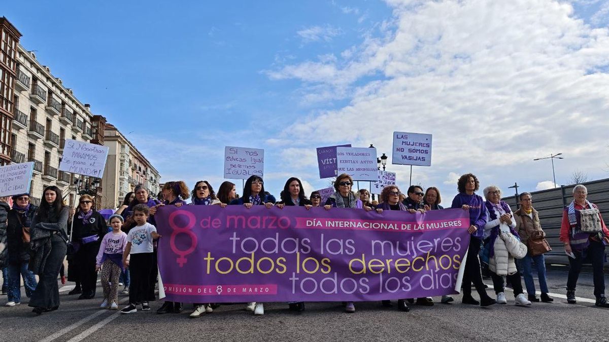 La marcha feminista por el 8M clama en Santander por los derechos de las mujeres y la paz