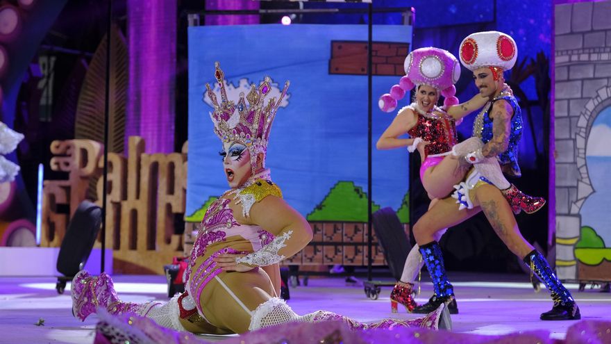 Drag Lemnos (Brian Alexander martínez Fez) durante su espectáculo “¡Mamma mía! Agárrense que vienen curvas y no hablo de las mías”. EFE/ Angel Medina G.