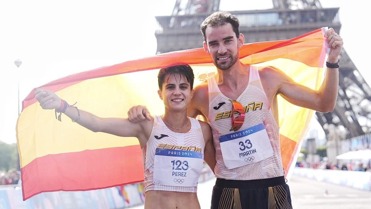 María Pérez y Álvaro Martín celebrando el oro por equipos
