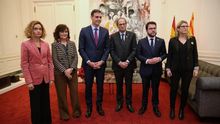 Los presidentes y miembros del Gobierno y la Generalitat durante su encuentro en Barcelona