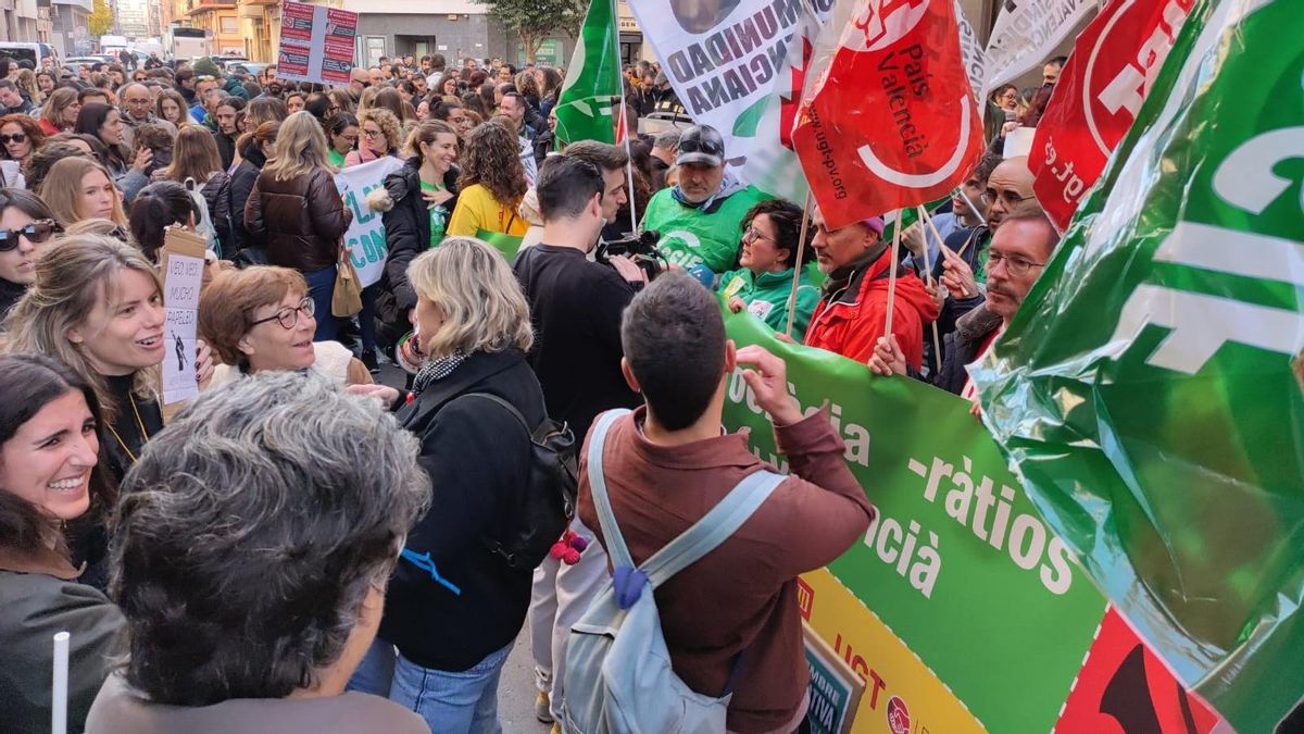 La jornada de huelga del profesorado arranca con más de una decena de protestas a lo largo de la Comunitat Valenciana