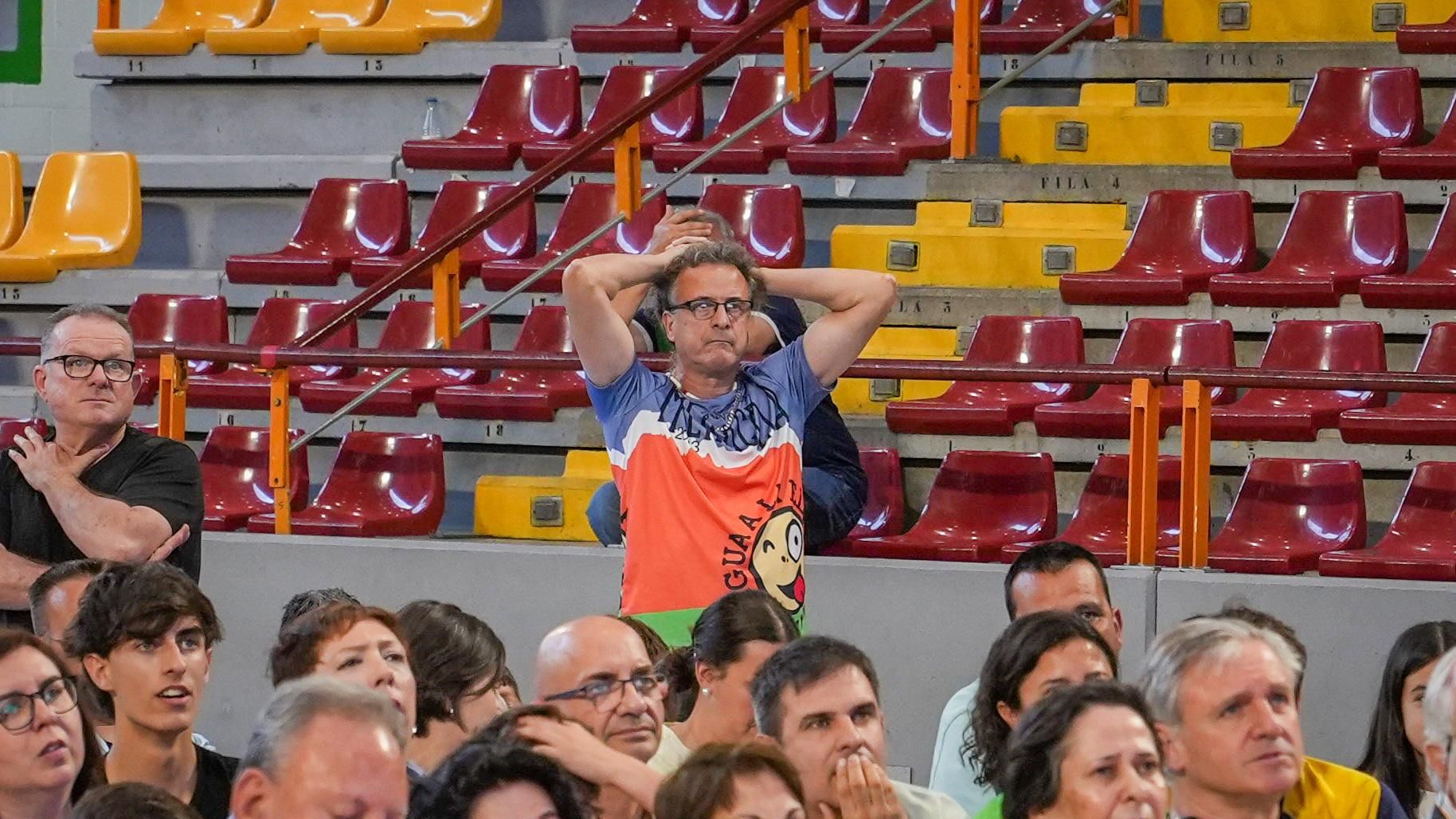 Aficionados del Coto Córdoba celebran frente a la pantalla gigante el ascenso de categoría
