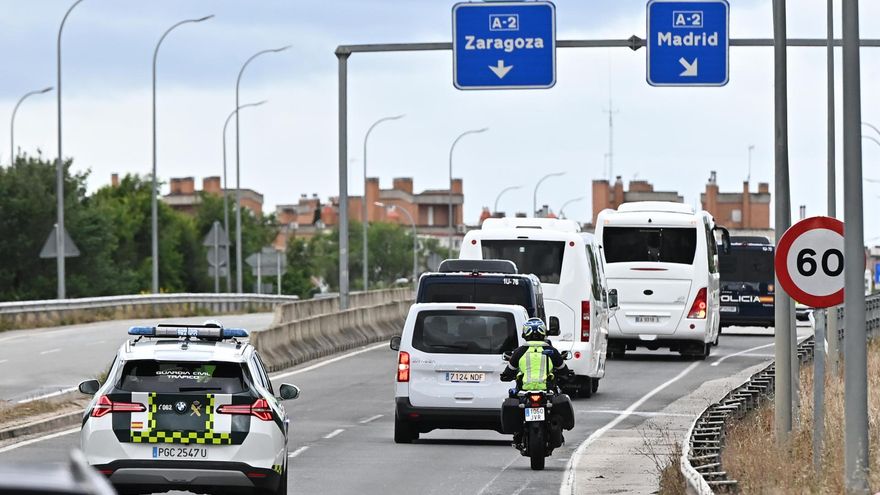 Un autobús transporta a los ciudadanos españoles que se encontraban en el buque MV Hondius este domingo desde la Base Aérea de Torrejón hasta el Hospital Gómez Ulla.