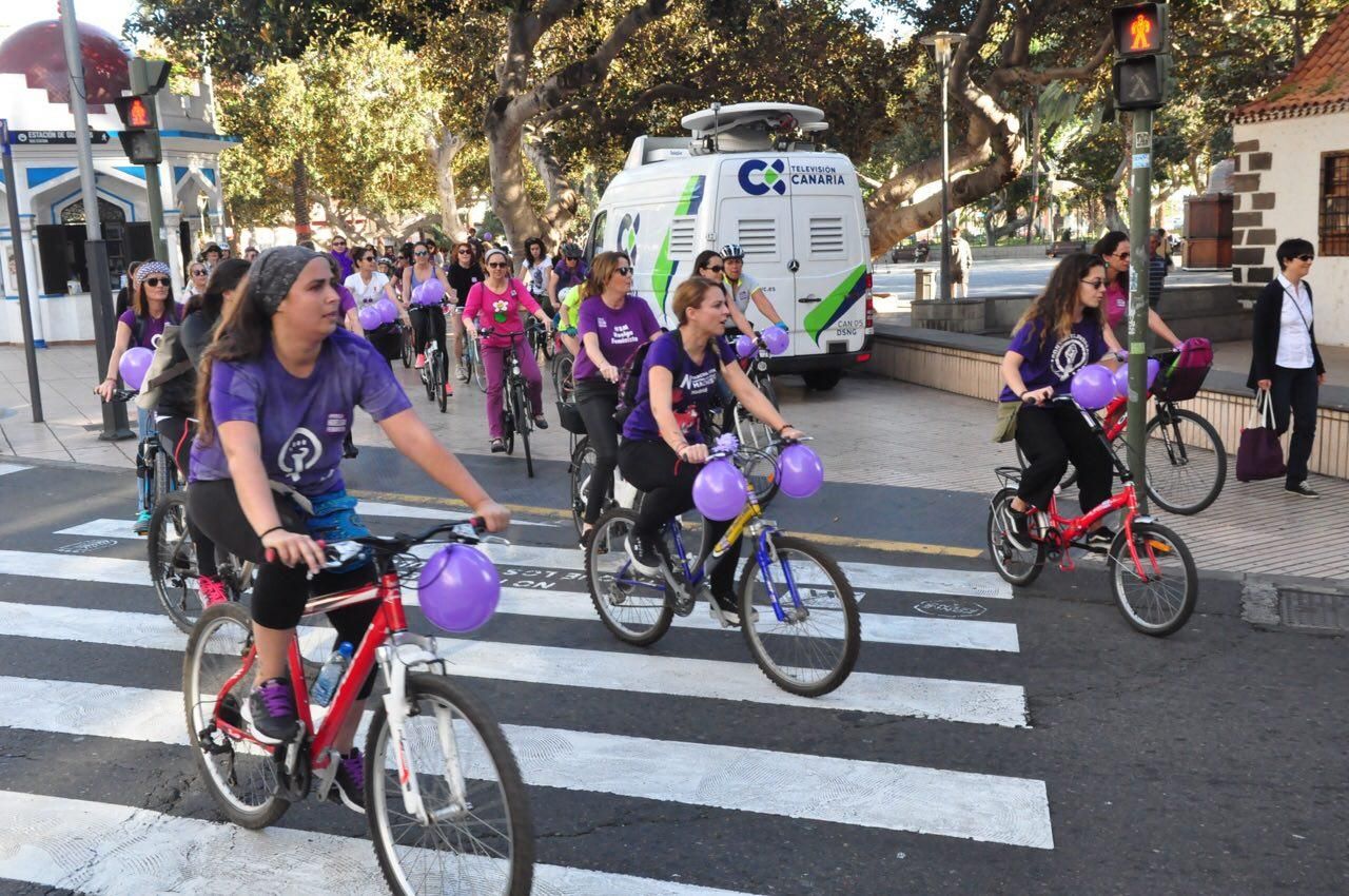 La secretaria general de Podemos en Canarias, Noemí Santana, en el bicipiquete en Las Palmas de Gran Canaria