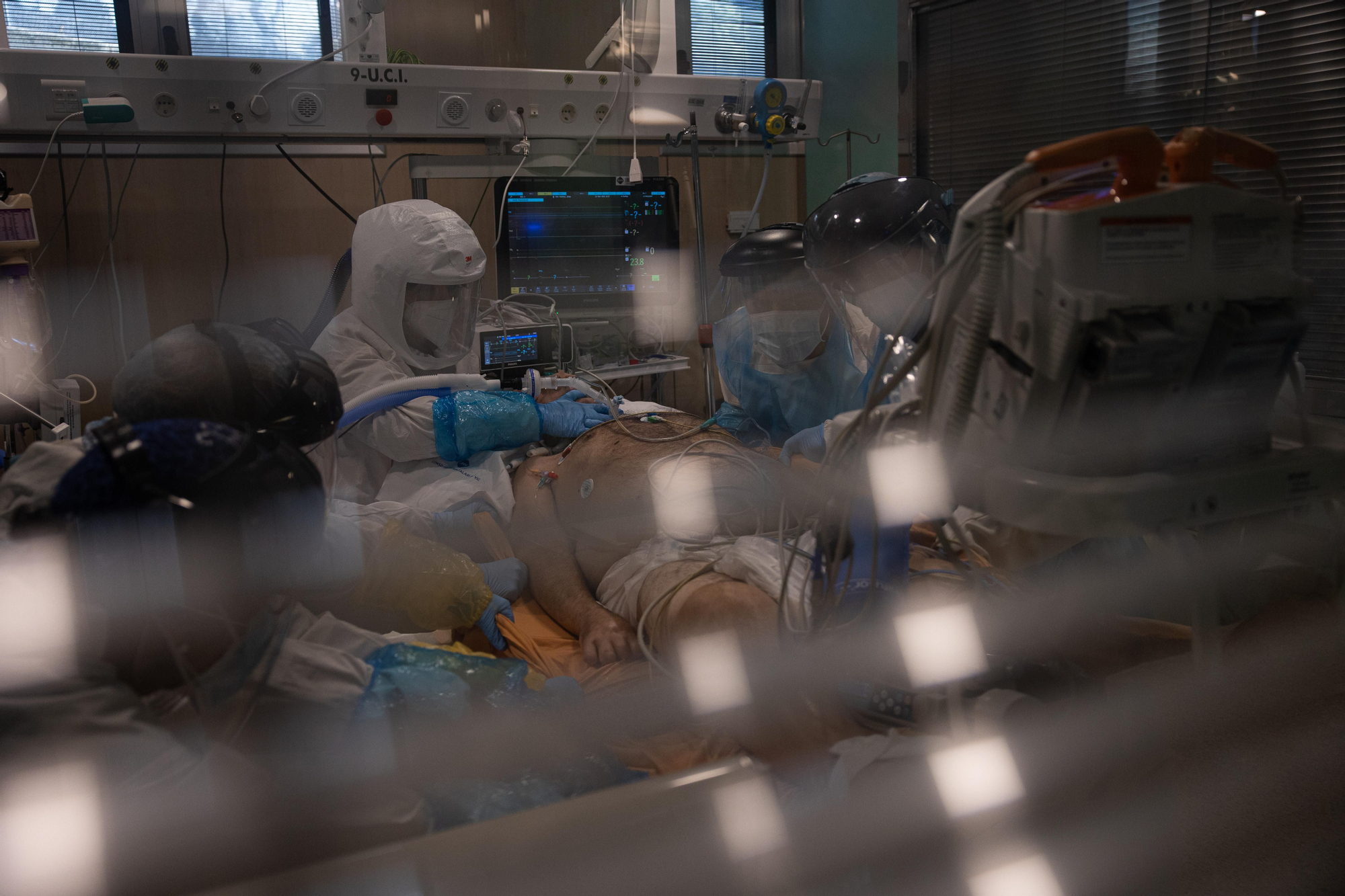 Los hospitales alejados de Barcelona están teniendo problemas para encontrar personal especializado.