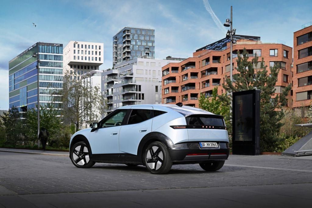 Vista lateral y trasera del nuevo eléctrico de Hyundai.