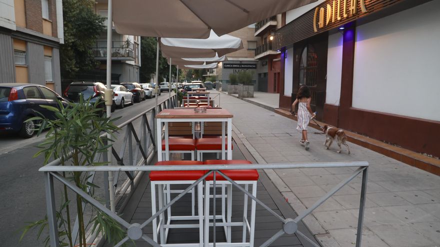 Los ciudadanos ya pueden denunciar irregularidades con los veladores en Sevilla a través de la nueva app municipal