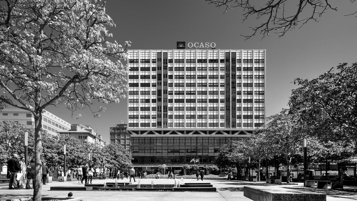 El edificio Ocaso en la Praza de Pontevedra de A Coruña, obra del arquitecto Andrés Fernández-Albalat en colaboración con Jacobo Rodríguez-Losada.