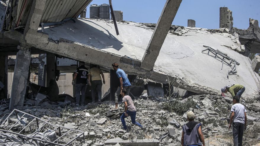 Los vecinos y familiares recuperan 20 de los 50 cadáveres sepultados en Yabalia