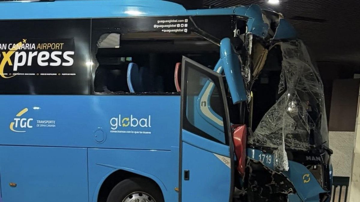 Una guagua impacta contra una columna en la estación de Santa Catalina, en Las Palmas de Gran Canaria