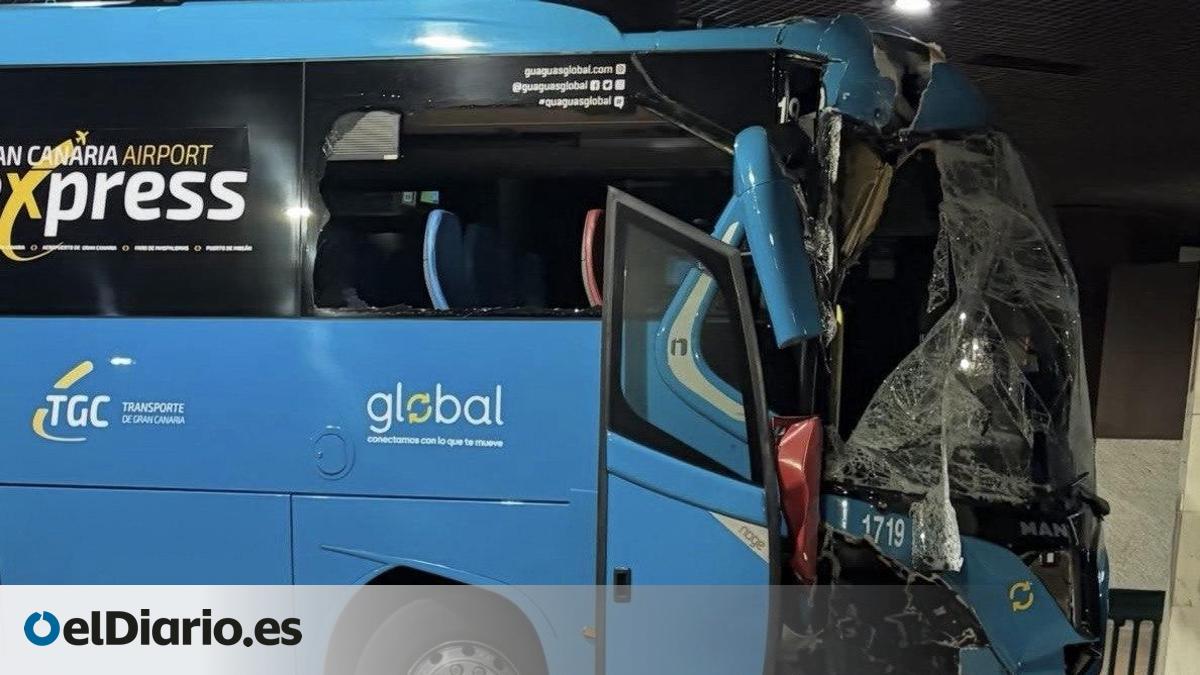 Una guagua impacta contra una columna en la estación de Santa Catalina, en Las Palmas de Gran Canaria