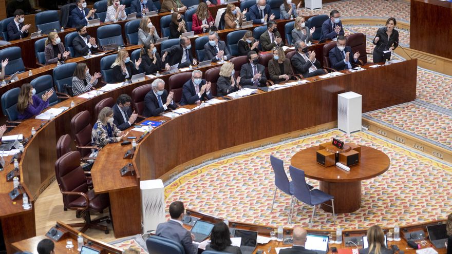 La presidenta de la Comunidad de Madrid, Isabel Díaz Ayuso, interviene en un pleno de la Asamblea de Madrid, a 10 de febrero de 2022, en Madrid (España). Durante el pleno han abordado de nuevo la gestión por parte de la consejera de Familia, Juventud y Po