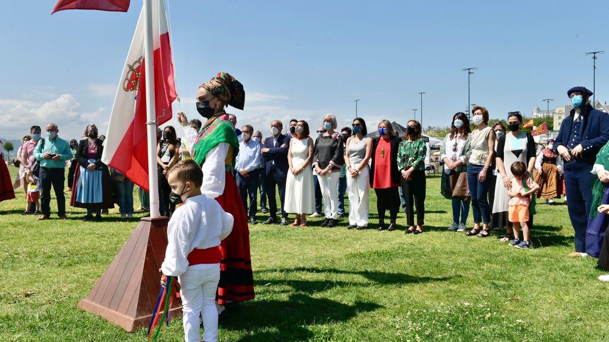 Izado de la bandera de Cantabria en La Magdalena.
