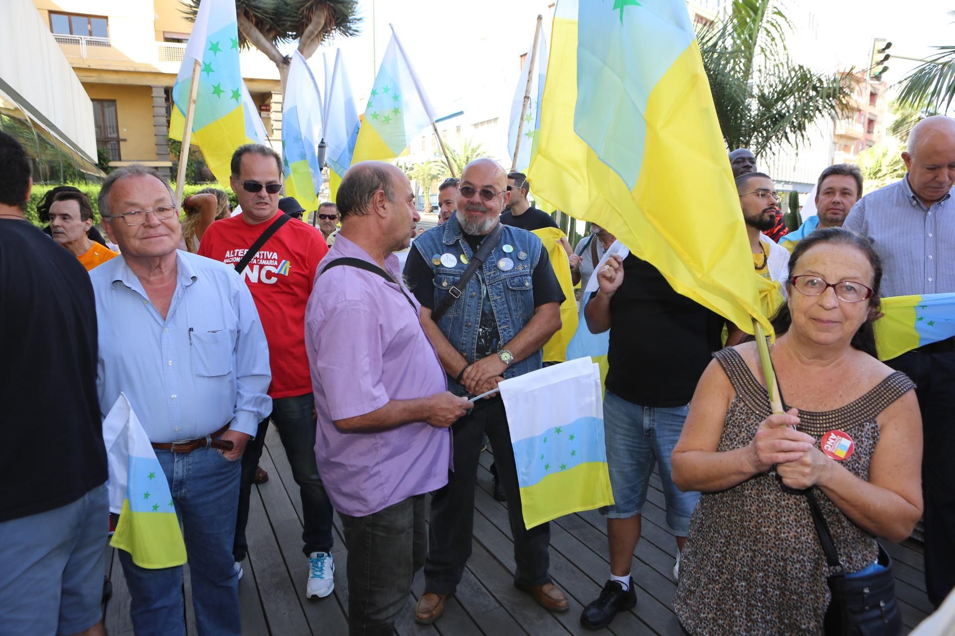 Asistentes al acto en el que se iba a izar la bandera tricolor