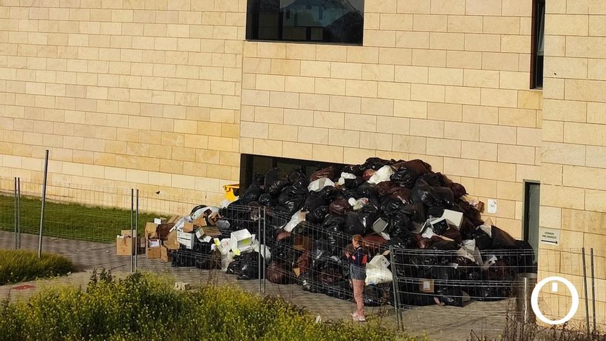 La acampada de las limpiadoras en el Hospital Reina Sofía cumple dos semanas sin solución a la vista