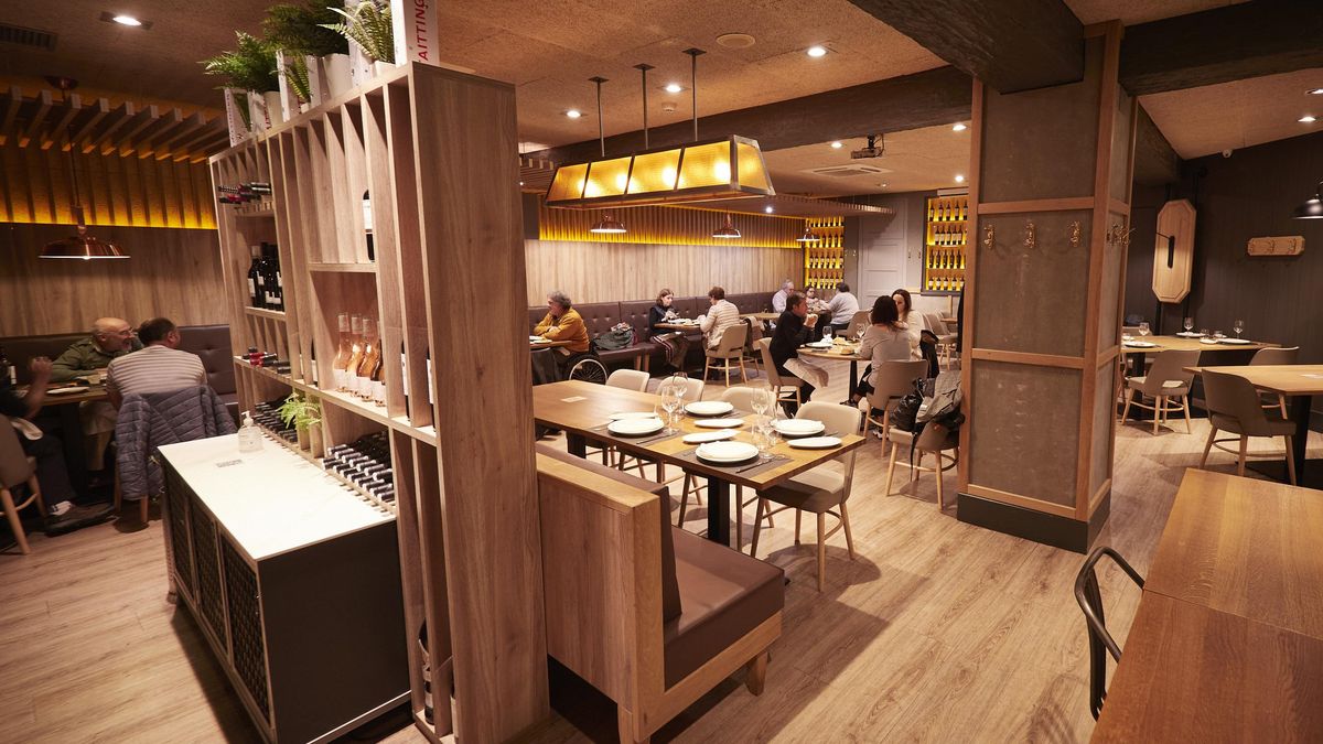 Interior del restaurante El Burladero, en Pamplona, Navarra (España), a 17 de diciembre de 2020. Navarra reabre hoy el interior de los locales de hostelería con aforo al 30% tras casi dos meses de cierre por las restricciones frente al Covid-19.