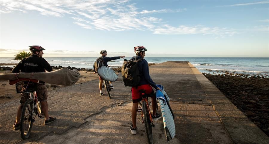Ante la prohibición de desplazarse en coche o en transporte público para ir a hacer ejercicio, algunos surferos  cargaron sus tablas en bici hasta la playa