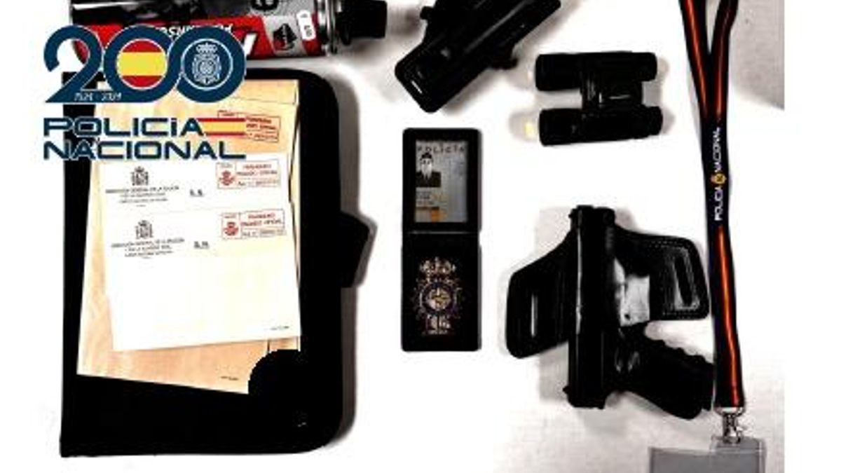 La documentación requisada al detenido, con la que accedía al cuartel