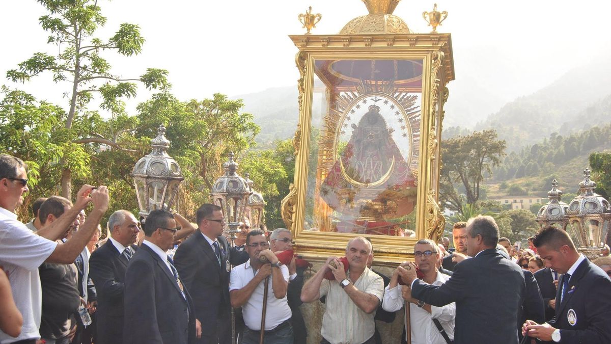 El  Sillón de Viaje de oro de la Virgen de las Nieves: celebrando 50 años de tradición y devoción